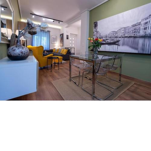 Downtown luxury apartment with backyard
