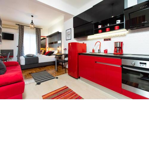 Downtown Luxury Boutique Suites : the red suite