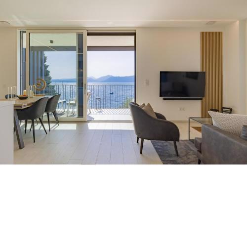 Dreamview Waterfront Apartment with Pool in Torri
