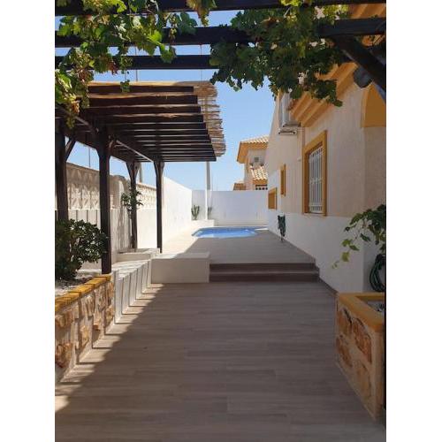 Dúplex mediterráneo con piscina y cenador