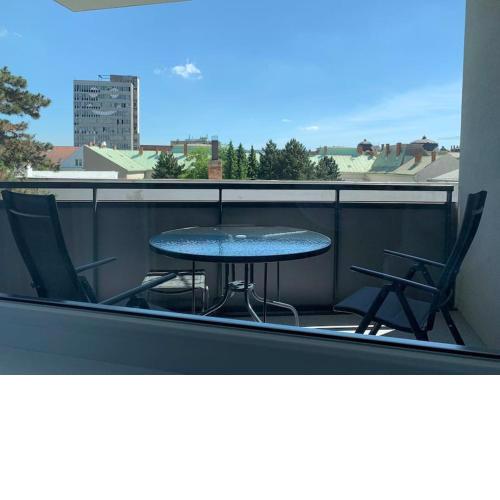 E2 Central Luxury Apt with Garage & Supermarket, PC Screen, Fitn Equipment