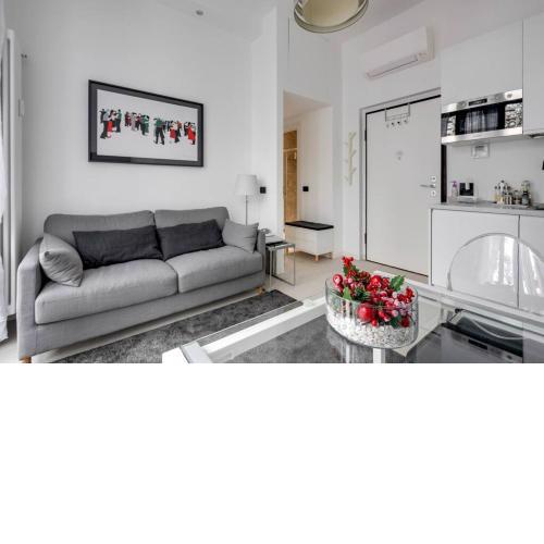 Easylife - L abbraccio dell affascinante P Romana
