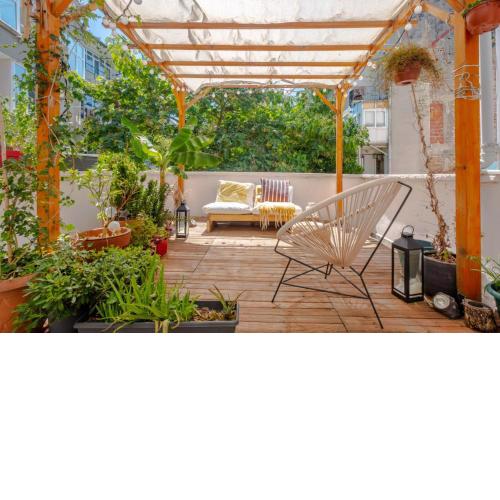 Eclectic Flat near Metro with Terrace in Kadikoy