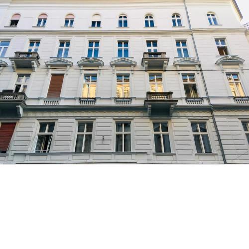 Eclectic Luxury & Spacious 2BR AC Apt in Center