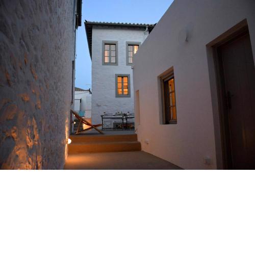 Ecloge, Hydra Island