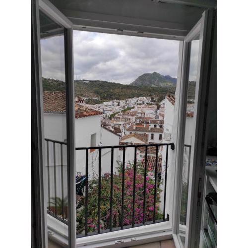 EL BOTIJO Las puertitas rojas