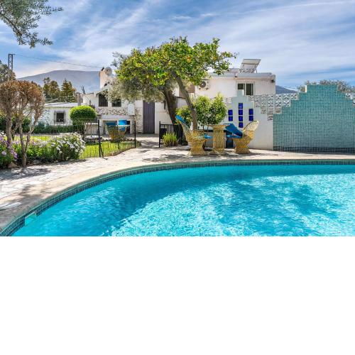 El Nido holiday cottage with pool