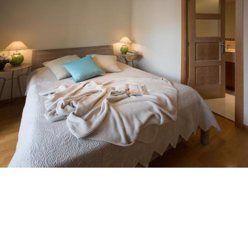 Elegant 3-bedroom Apartment in the Heart of BCN