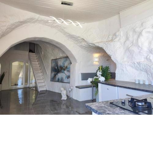 Elegant cavehouse with unique stargazing and home cinema