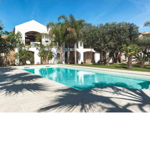 Elegant flat in villa with pool and garden just a few kilometres from the sea