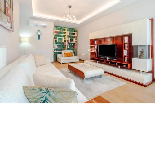 Elegant Flat with Balcony in Kartal