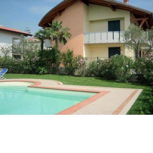 Elegant Holiday Home in Lazise with Swimming Pool near Lake