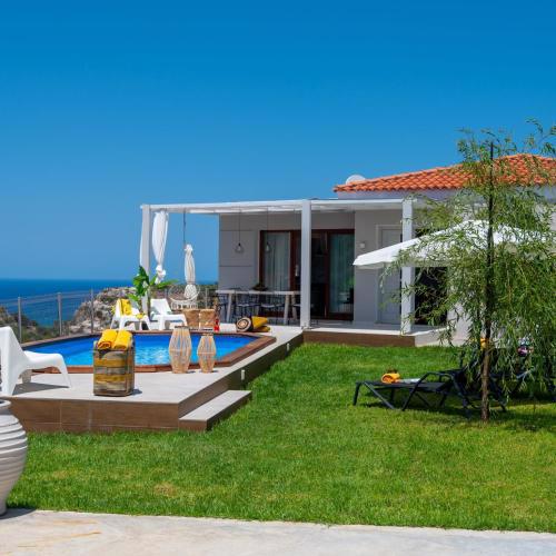 Elegant new villa,with pool,BBQ, ping pong table & gym facilities, just 2km from the town!