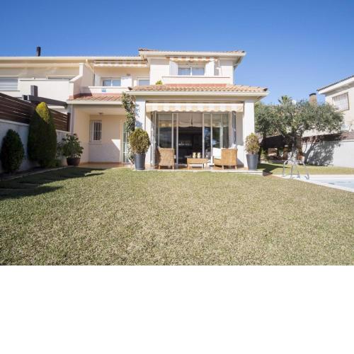 Elegant Villa in Calafell with Swimming Pool
