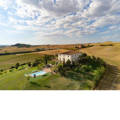 Elegant villa in the Crete Senesi