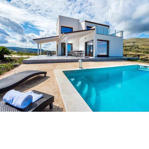 Elegant villa with private pool and sea view
