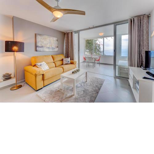 Elegante apartamento en primera línea con vista al mar