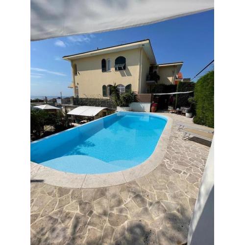 ELEGANTE APPARTAMENTO CON PISCINA AD USO ESCLUSIVO