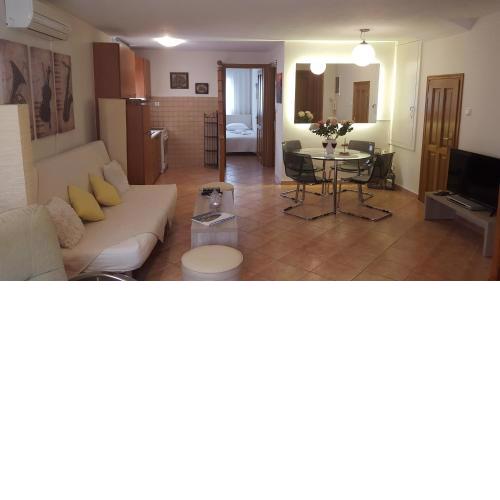 ELIA COZY HOUSE