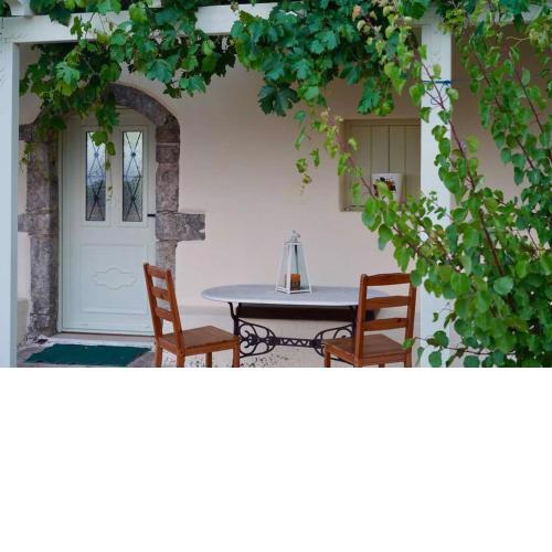 Elia Houses - Traditional House With Backyard