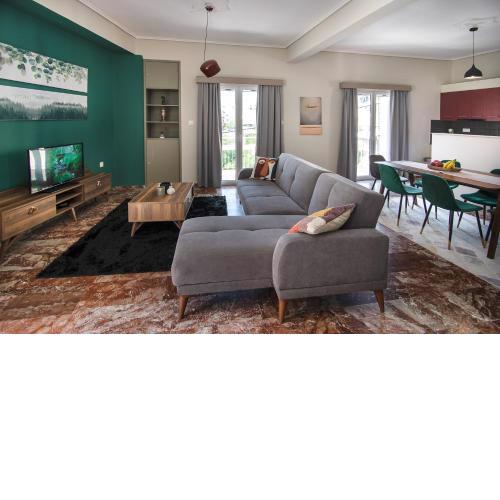 Emerald 110m2 entire floor apt steps to city’s heart