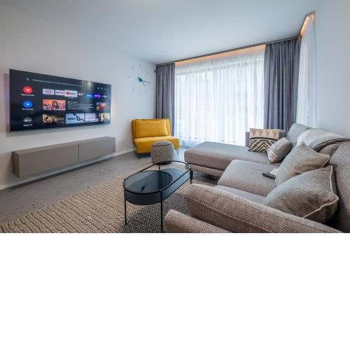 Emirates Lux Apartment and Parking