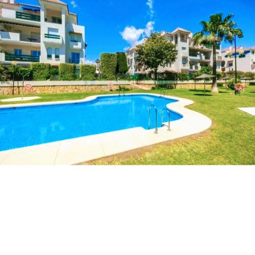 En la playa .Piscinas jardines Puerto Banús