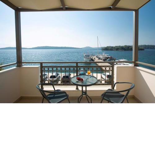 Enalion top floor apartment with viewboat dock & close to Nidri!
