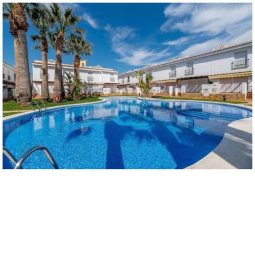 ENCANTADORA CASA CON PISCINA A 5 MIN PLAYA WIFI