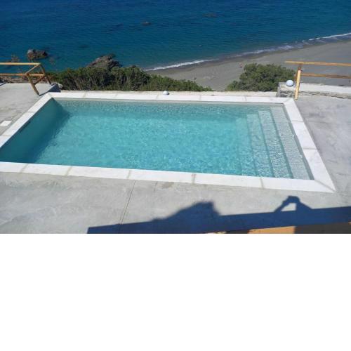 Endless Blue Beachfront Villa!