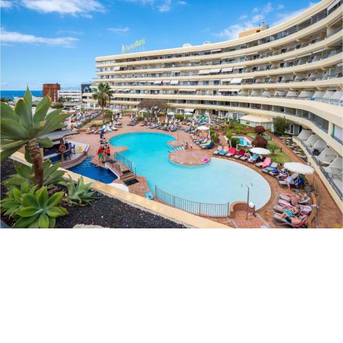 ENJOY A SUNNY APARTMENT WITH POOL NEXT TO THE SEA