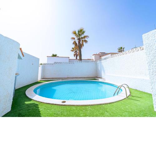 Enticing holiday home in Arico El Nuevo with outdoor pool