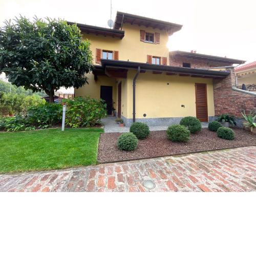 Entire accommodation with private garden near Milan and Lake Como - Free parking - Family friendly
