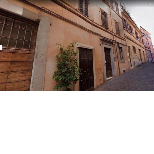 Entire Building with 4 Apartments near the Colosseum