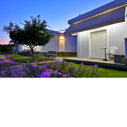 Eretria Cozy Home - Spacious Garden Retreats
