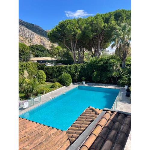 Esclusiva villa a Mondello con piscina