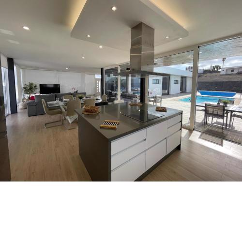 Eslanzarote Villa Tony, heated pool, jacuzzi, Sat tv