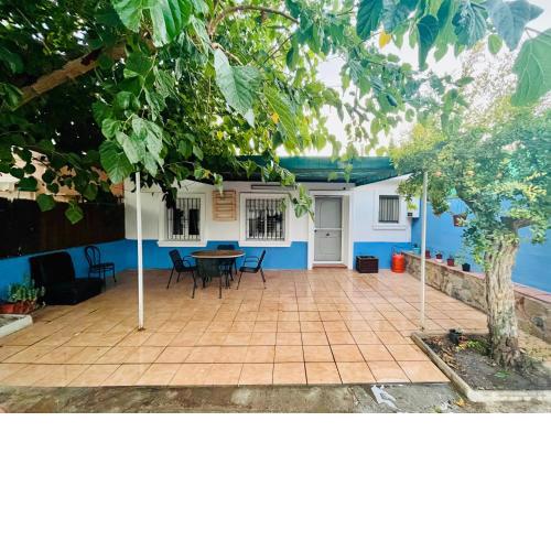 Estudio acogedor con jardín, barbacoa y parking privado