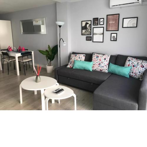 Estudio moderno con jardín privado y piscina