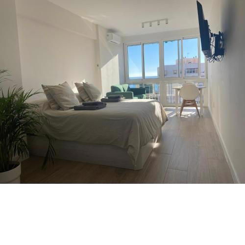 Estudio renovado con vista al mar