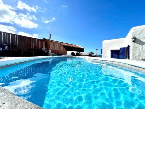 Estupenda Villa con piscina privada, chimenea, frente al mar, El Hierro