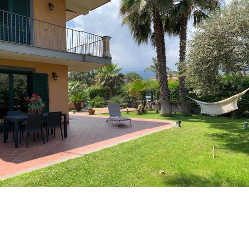 Etna, mare e verde (double room in villa)