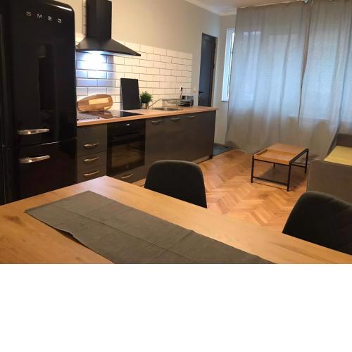 EU metro station, City Center, lovely 3-bedroom apartment, free parking