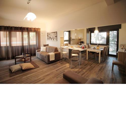 Eur Bright Spacious Terraced Apartment with private parking only for Small Cars
