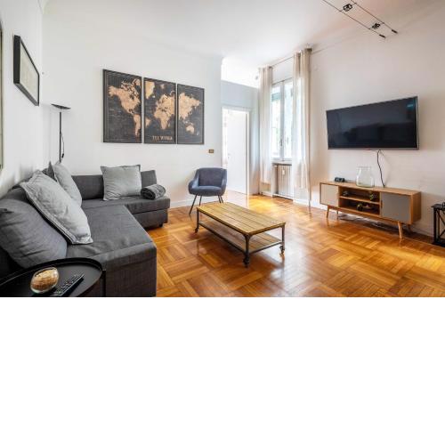 Exclusive 4 bedrooms apartment in Milan center
