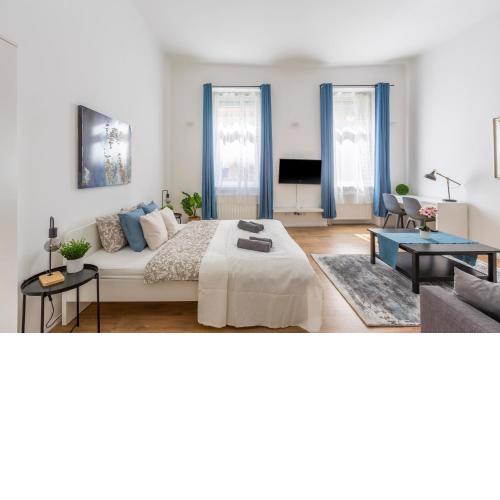 Exclusive Central Home with Sauna next to the New York Café