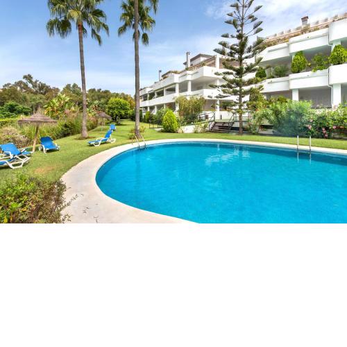 EXCLUSIVO APARTAMENTO CON PISCINA EN URBANIZACIÓN PUENTE ROMANO – MARBELLA