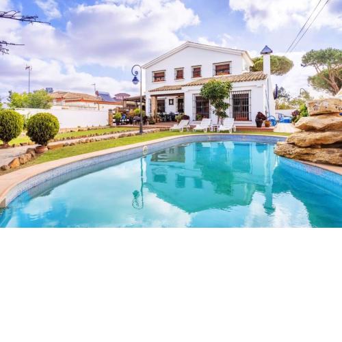 Exclusivo chalet en la zona de los Gallos con piscina privada