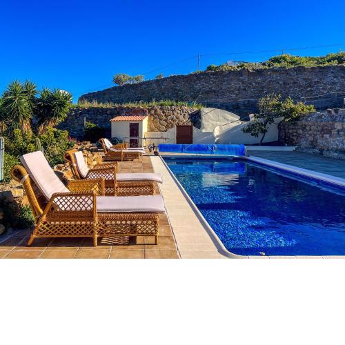 Exquisite rural house with garden, pool and sea views