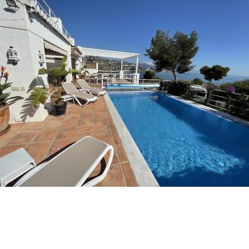 Fab 6 bedroom villa with pool only short walk to b